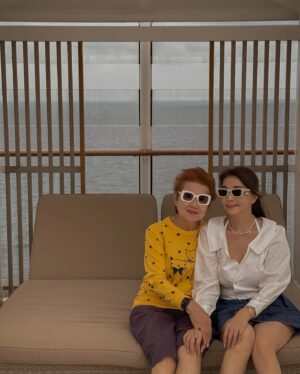 Chen Xiuhuan Instagram - 🤎No stress. Just weekend vibes.🤎
👗 @mannequeensg 
👡 @crocs.sg 
#weekend
#friday 
#tgif
#chenxiuhuan
#陈秀环