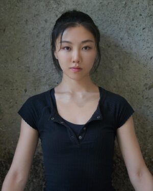 Cherry Ngan Instagram - 今年還有1/3待過，但已想紀錄一下目前為止的感受。想必是因為立了秋，也是因為前陣子 #梟起青壤 殺青了～

從小到大受身邊人保護，我可以無比專注學業事業（程度可能僅次運動員😌）。出道十來年，穿梭過不少城市，生活上的種種，仍在努力學習中。時間很多都花在奮鬥上了～

我的奮鬥，是面對自我。這可能是演員這份職業的特質。演員在工作中的主要工具就是整個自己。唯有打磨/想通自己/世界，才能精進自己，以明瞭，並恰如其分地演繹角色/關係。尤其當角色的歷練，會隨著演員的閱歷而越變深厚的時候。人生如戲，戲如人生，我相信，一個演員裡裡外外不斷修心煉身，才能當個好演員；才能，當個好人。而這是一個獨自而艱辛的過程。

帶著6成好的膝，進了《梟起青壤》劇組，奮鬥4個多月——當中包括不少打戲，更有潛水戲份。膝蓋天天綁繃帶，在凹凸不平的地上摸爬滾打吊威亞；背著好重的氣瓶和配重，來回上下水，同時克服兒時淹水的陰影；炎夏40度，粘著假髮、頂著冷帽、穿著皮衣，歷經人生第一次中暑（第二天帶著還腫的左膝趕回香港謝票😛）——能順利甚至超額完成，老實說，我也很佩服我自己！感謝所有台前幕後的照顧，拍畢我的膝蓋居然比進組前更好了！劇組的新舊朋友也常帶我體驗生活，教會我良多❤️這段青壤時光，已成了我珍而重之的美好回憶。

此時在準備下個角色之際，我又可以繼續鍛鍊，好好療養——是既充實又充滿挑戰的人生啊💪🏻！

總結。最近有個很強的直覺：

是時候了，
是時候再躍一步。
又有一層自己/世界
再被看透，
又可以再一次破繭而生——

今年過後，會是重生，
就如每天，每秒，都是重生一樣 🕊️

See you in the present!
See you, 
In every present of the future!

#CherrysDiary #卓靈日記