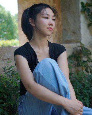 Cherry Ngan Instagram - 今年還有1/3待過，但已想紀錄一下目前為止的感受。想必是因為立了秋，也是因為前陣子 #梟起青壤 殺青了～

從小到大受身邊人保護，我可以無比專注學業事業（程度可能僅次運動員😌）。出道十來年，穿梭過不少城市，生活上的種種，仍在努力學習中。時間很多都花在奮鬥上了～

我的奮鬥，是面對自我。這可能是演員這份職業的特質。演員在工作中的主要工具就是整個自己。唯有打磨/想通自己/世界，才能精進自己，以明瞭，並恰如其分地演繹角色/關係。尤其當角色的歷練，會隨著演員的閱歷而越變深厚的時候。人生如戲，戲如人生，我相信，一個演員裡裡外外不斷修心煉身，才能當個好演員；才能，當個好人。而這是一個獨自而艱辛的過程。

帶著6成好的膝，進了《梟起青壤》劇組，奮鬥4個多月——當中包括不少打戲，更有潛水戲份。膝蓋天天綁繃帶，在凹凸不平的地上摸爬滾打吊威亞；背著好重的氣瓶和配重，來回上下水，同時克服兒時淹水的陰影；炎夏40度，粘著假髮、頂著冷帽、穿著皮衣，歷經人生第一次中暑（第二天帶著還腫的左膝趕回香港謝票😛）——能順利甚至超額完成，老實說，我也很佩服我自己！感謝所有台前幕後的照顧，拍畢我的膝蓋居然比進組前更好了！劇組的新舊朋友也常帶我體驗生活，教會我良多❤️這段青壤時光，已成了我珍而重之的美好回憶。

此時在準備下個角色之際，我又可以繼續鍛鍊，好好療養——是既充實又充滿挑戰的人生啊💪🏻！

總結。最近有個很強的直覺：

是時候了，
是時候再躍一步。
又有一層自己/世界
再被看透，
又可以再一次破繭而生——

今年過後，會是重生，
就如每天，每秒，都是重生一樣 🕊️

See you in the present!
See you, 
In every present of the future!

#CherrysDiary #卓靈日記