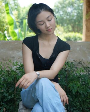 Cherry Ngan Instagram - 今年還有1/3待過，但已想紀錄一下目前為止的感受。想必是因為立了秋，也是因為前陣子 #梟起青壤 殺青了～

從小到大受身邊人保護，我可以無比專注學業事業（程度可能僅次運動員😌）。出道十來年，穿梭過不少城市，生活上的種種，仍在努力學習中。時間很多都花在奮鬥上了～

我的奮鬥，是面對自我。這可能是演員這份職業的特質。演員在工作中的主要工具就是整個自己。唯有打磨/想通自己/世界，才能精進自己，以明瞭，並恰如其分地演繹角色/關係。尤其當角色的歷練，會隨著演員的閱歷而越變深厚的時候。人生如戲，戲如人生，我相信，一個演員裡裡外外不斷修心煉身，才能當個好演員；才能，當個好人。而這是一個獨自而艱辛的過程。

帶著6成好的膝，進了《梟起青壤》劇組，奮鬥4個多月——當中包括不少打戲，更有潛水戲份。膝蓋天天綁繃帶，在凹凸不平的地上摸爬滾打吊威亞；背著好重的氣瓶和配重，來回上下水，同時克服兒時淹水的陰影；炎夏40度，粘著假髮、頂著冷帽、穿著皮衣，歷經人生第一次中暑（第二天帶著還腫的左膝趕回香港謝票😛）——能順利甚至超額完成，老實說，我也很佩服我自己！感謝所有台前幕後的照顧，拍畢我的膝蓋居然比進組前更好了！劇組的新舊朋友也常帶我體驗生活，教會我良多❤️這段青壤時光，已成了我珍而重之的美好回憶。

此時在準備下個角色之際，我又可以繼續鍛鍊，好好療養——是既充實又充滿挑戰的人生啊💪🏻！

總結。最近有個很強的直覺：

是時候了，
是時候再躍一步。
又有一層自己/世界
再被看透，
又可以再一次破繭而生——

今年過後，會是重生，
就如每天，每秒，都是重生一樣 🕊️

See you in the present!
See you, 
In every present of the future!

#CherrysDiary #卓靈日記