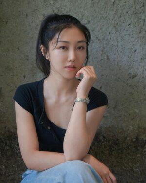 Cherry Ngan Instagram - 今年還有1/3待過，但已想紀錄一下目前為止的感受。想必是因為立了秋，也是因為前陣子 #梟起青壤 殺青了～

從小到大受身邊人保護，我可以無比專注學業事業（程度可能僅次運動員😌）。出道十來年，穿梭過不少城市，生活上的種種，仍在努力學習中。時間很多都花在奮鬥上了～

我的奮鬥，是面對自我。這可能是演員這份職業的特質。演員在工作中的主要工具就是整個自己。唯有打磨/想通自己/世界，才能精進自己，以明瞭，並恰如其分地演繹角色/關係。尤其當角色的歷練，會隨著演員的閱歷而越變深厚的時候。人生如戲，戲如人生，我相信，一個演員裡裡外外不斷修心煉身，才能當個好演員；才能，當個好人。而這是一個獨自而艱辛的過程。

帶著6成好的膝，進了《梟起青壤》劇組，奮鬥4個多月——當中包括不少打戲，更有潛水戲份。膝蓋天天綁繃帶，在凹凸不平的地上摸爬滾打吊威亞；背著好重的氣瓶和配重，來回上下水，同時克服兒時淹水的陰影；炎夏40度，粘著假髮、頂著冷帽、穿著皮衣，歷經人生第一次中暑（第二天帶著還腫的左膝趕回香港謝票😛）——能順利甚至超額完成，老實說，我也很佩服我自己！感謝所有台前幕後的照顧，拍畢我的膝蓋居然比進組前更好了！劇組的新舊朋友也常帶我體驗生活，教會我良多❤️這段青壤時光，已成了我珍而重之的美好回憶。

此時在準備下個角色之際，我又可以繼續鍛鍊，好好療養——是既充實又充滿挑戰的人生啊💪🏻！

總結。最近有個很強的直覺：

是時候了，
是時候再躍一步。
又有一層自己/世界
再被看透，
又可以再一次破繭而生——

今年過後，會是重生，
就如每天，每秒，都是重生一樣 🕊️

See you in the present!
See you, 
In every present of the future!

#CherrysDiary #卓靈日記