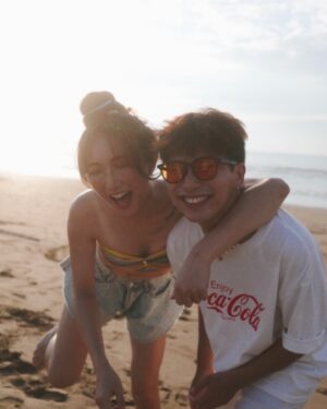Chia-Chen Hsieh Instagram - -
每個人的一生，都是已完成的劇本
早在我們出生前，都是自己選的
既然選擇了，那就有它的道理
再困難的劇情，沒繼續翻下去
怎麼會知道結局！
———————————《摘錄自 我們一起搖太陽》

或許我也是個不服輸的人
此生選這劇本我也是對自己夠狠😂

跌倒了，拍拍屁股再站起來就好了
不用跟絆腳石過不去
有時間沈浸在失敗中擺爛
不如省視如何在其中找方法

好喜歡那天午後的沙灘
@amy_vul3aup3 真的很會拍📷
還有默契十足的 @lyken8101 😎
這麼誠懇真摯的演員能不愛嗎😏
