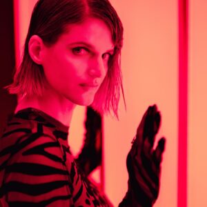 Chiara Galiazzo Instagram - 🌹 Di Nuovo Tu 🌹 

Fuori il 13 Settembre ✨

📸 @lucadameliostudio 
Artwork: @ale_gald 
Mua: @carlomauro__ 
Outfit: @leonardvalentini 
Thanks to @maximilianlinz