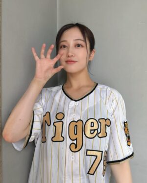 Chihiro Kawakami Instagram - 🏆🥇

わたしの阪神タイガース
チャンピオンユニ🐯!!

背番号は78にしました
大好きな平田勝男ヘッドコーチ☺️✨

優勝時のビールかけで印象的だった「おつかれ生です」を後世に語り継げるように78にしました！大切に着ます🙂‍↕️

ゴールドがキンキラキンで美しい…!!!

#阪神タイガース #チャンピオンユニ 
#TORACO #甲子園グルメ大使 #甲子園
#やっと届いて嬉しい