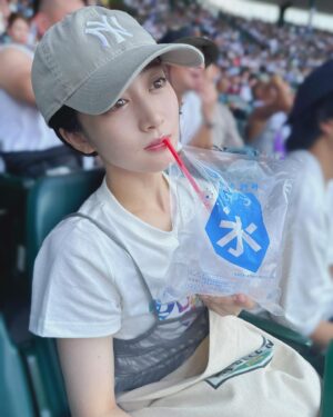 Chihiro Kawakami Instagram - 🏟️🧊

夏の甲子園名物
かちわり氷🧊🤍

先日出演させていただいたNHKラジオ
「祝100年！いとしの甲子園」のロケで取材させていただき
その伝統と愛されてきた歴史に触れて、今までより更に "かちわり氷" の魅力にハマりました。

今日、夏の高校野球 準決勝を観戦しに行ったので
かちわり氷を売り子さんから購入しました❄︎

朝から昼へと時間が進む度に暑さが増す甲子園にはかちわり氷は必須で、身体を冷やすアイシングの代わりにもなりますし、氷が溶けて水になると冷えてて美味しいし、氷も全部はなかなか溶けにくくて長時間持つし…

これは愛されるよな〜
としみじみ実感していました😌

また来年もかちわり氷を楽しめますように🧊✨

#夏の高校野球 #高校野球 
#甲子園 #阪神甲子園球場 #夏の甲子園
#かちわり氷 #必需品 #氷大好き