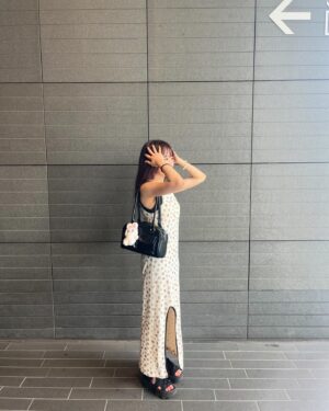 Chisaki Morito Instagram - 髪の毛短いのやっと見慣れてきた！笑
　
　
　
#暑すぎてスタバで休憩
#私服 
#ワンピース 
#バッグにつけた 
#エスターバニー 
#お姉ちゃんとおでかけ
#デジカメ