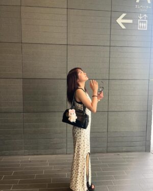 Chisaki Morito Instagram - 髪の毛短いのやっと見慣れてきた！笑
　
　
　
#暑すぎてスタバで休憩
#私服 
#ワンピース 
#バッグにつけた 
#エスターバニー 
#お姉ちゃんとおでかけ
#デジカメ