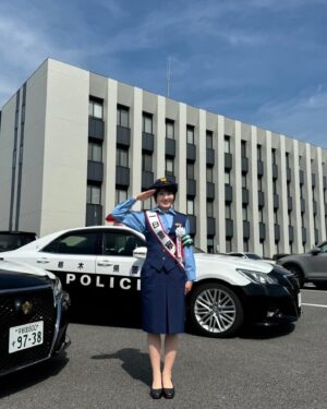 Chisaki Morito Instagram - *
 
宇都宮東警察署1日警察署長を務めさせていただきました！
 
 明日から始まる秋の交通安全運動の広報活動をライトラインに実際に乗ってやらせていただいたり、ショッピングモールでのイベントに参加させていただいたりと貴重な経験をさせていただきました🌼

　
　
平日なのにBellMallにたくさんの方が集まってくださってほんとに嬉しかったです😭ありがとうございます😭！！！
通りすがりに見てくださった方も！！ありがとうございました！！！！！
　
　
地元の栃木県でこのような素敵な機会をいただけて光栄です！改めてこれからも頑張っていきます✊
　
　
　
制服着れるなんて貴重すぎて写真いっぱい撮っちゃったよ〜〜笑
　
　
　
#宇都宮東警察署1日警察署長
#1日警察署長 
#ありがとうございました