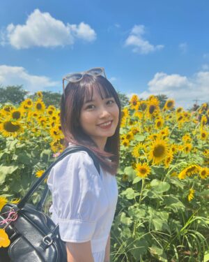 Chisaki Morito Instagram - ひまわり！！！🌻
　
　
　
夏らしいことしたいなーってことで姉ぴっぴがひまわり畑に連れてってくれたよ🌻笑
　
　
#ひまわり畑 
#ひまわり 
#めっちゃいい天気 
#ootd 
#summer 
#ちょっとしかいれなかった 
#暑すぎ