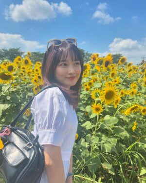 Chisaki Morito Instagram - ひまわり！！！🌻
　
　
　
夏らしいことしたいなーってことで姉ぴっぴがひまわり畑に連れてってくれたよ🌻笑
　
　
#ひまわり畑 
#ひまわり 
#めっちゃいい天気 
#ootd 
#summer 
#ちょっとしかいれなかった 
#暑すぎ