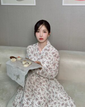 Cho Hyun-young Instagram - 풍성한 한가위 보내세요🌕🌕
송편은 사서 드세요!😂😂