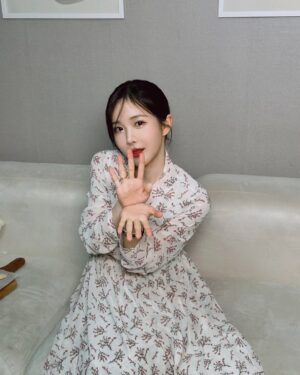 Cho Hyun-young Instagram - 풍성한 한가위 보내세요🌕🌕
송편은 사서 드세요!😂😂