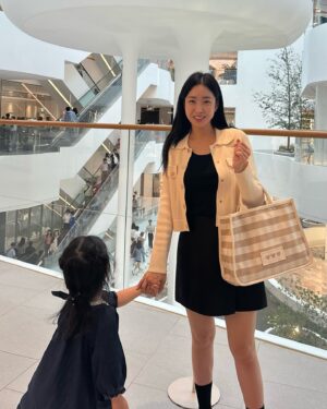 Choi Hee Instagram - 가을엔 또 베이지 쥬니백이죠🤎
돌아오는 화요일 오전 11시 쥬니백X소베맘 라이브
기억해주세요~~~😍

길게 쓰고 싶은데
옆에서 애들이 엄마 백번 찾아서
이따 저녁에 차분히 라이브 예고해볼게요 ㅎㅎ

가을 낮맥,,, 최고네요…🍺🍺🍺