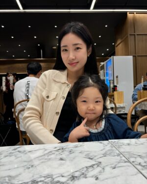 Choi Hee Instagram - 가을엔 또 베이지 쥬니백이죠🤎
돌아오는 화요일 오전 11시 쥬니백X소베맘 라이브
기억해주세요~~~😍

길게 쓰고 싶은데
옆에서 애들이 엄마 백번 찾아서
이따 저녁에 차분히 라이브 예고해볼게요 ㅎㅎ

가을 낮맥,,, 최고네요…🍺🍺🍺