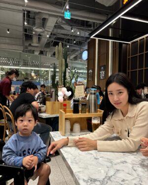 Choi Hee Instagram - 가을엔 또 베이지 쥬니백이죠🤎
돌아오는 화요일 오전 11시 쥬니백X소베맘 라이브
기억해주세요~~~😍

길게 쓰고 싶은데
옆에서 애들이 엄마 백번 찾아서
이따 저녁에 차분히 라이브 예고해볼게요 ㅎㅎ

가을 낮맥,,, 최고네요…🍺🍺🍺