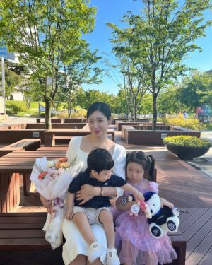 Choi Hee Instagram - 이제 #졸업식 은 너희 꺼만 가자^^
이게 내 졸업식인지 극기훈련인지^^

제가 어제 운 사진 #관종 처럼 올렸다가 ㅋㅋㅋ
막 기사나고.. 
오늘 저 만나는 사람마다
왜 운거냐 너무 궁금하다고 ㅋㅋㅋ

별거 아닌데 아주 겹겹이 쌓인 설움(?)과 자괴감이
아주 유치한 이유로 폭발한건데
글로 쓰면 설명이 안돼
얼른 브이로그 편집갑니다…

만나는 사람마다 물어서 ㅋㅋㅋㅋ
빨리 올려야겠어요 ㅋㅋㅋㅋㅋㅋ

아가씨때 시작한 석사,
복이 임신해 프로포절까지 하고
애 둘키우며 너무 힘들어 그만둘까 하다가
#결자해지 내가 시작한 일 내가 마무리 짓자는 생각으로
끝까지 어찌어찌 완주…. 

이렇게 하나 클리어…

#석사졸업식