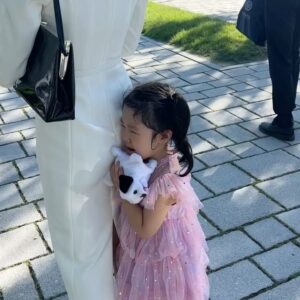 Choi Hee Instagram - 이제 #졸업식 은 너희 꺼만 가자^^
이게 내 졸업식인지 극기훈련인지^^

제가 어제 운 사진 #관종 처럼 올렸다가 ㅋㅋㅋ
막 기사나고.. 
오늘 저 만나는 사람마다
왜 운거냐 너무 궁금하다고 ㅋㅋㅋ

별거 아닌데 아주 겹겹이 쌓인 설움(?)과 자괴감이
아주 유치한 이유로 폭발한건데
글로 쓰면 설명이 안돼
얼른 브이로그 편집갑니다…

만나는 사람마다 물어서 ㅋㅋㅋㅋ
빨리 올려야겠어요 ㅋㅋㅋㅋㅋㅋ

아가씨때 시작한 석사,
복이 임신해 프로포절까지 하고
애 둘키우며 너무 힘들어 그만둘까 하다가
#결자해지 내가 시작한 일 내가 마무리 짓자는 생각으로
끝까지 어찌어찌 완주…. 

이렇게 하나 클리어…

#석사졸업식