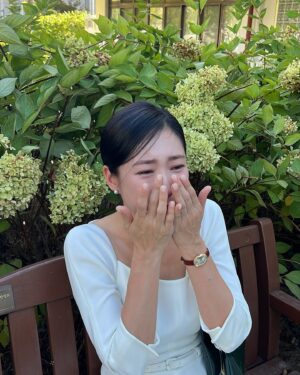 Choi Hee Instagram - 앞피드에 저 오늘 울어도 되나요 했는데

와 진짜 울일이 생기다니
(부부싸움해도 안울고 저 눈물 없는데 오랜만에 스트릿오열)

여러분..
석사 따서 감동받아 우는거 아니고요…
졸업식에서 멘붕온 일이 있었어요.

쌓였던게 폭발해 오열하는데

이와중에 유튜브 컨텐츠 각이라고 카메라를 꺼내던 남동생..

유낳괴… 이놈…

한바탕 울고나니 올릴 브이로그가 기대되는 저도 유낳괴..

그나저나 마지막까지 우여곡절많은 나의 #척척석사