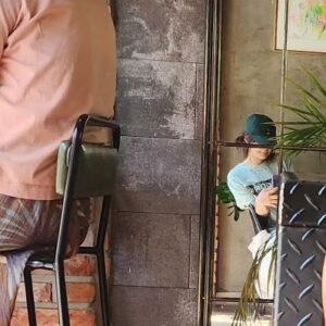 Choi Kang-hee Instagram - 다시.. 할 수 있을까?
모든것.

다시 그 옛날처럼 그 아주 옛날처럼.

여름 끝 자락.집앞에 잠깐 나왔다가 이리저리 쏘다녔다.
다시 그 옛날처럼.
아무것도 없어 온 몸이 가볍다.
아무것도 없어 가볍다.

소중한건 전부 다 가슴속에 있어서.
이젠 빼앗기지 않는다.

#마실#자유#소망#다시