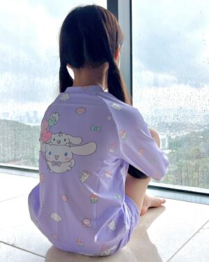 Choi So-yul Instagram - #협찬 @delightpoolofficial 

호캉스에서 함께한 💜🤍
DELIGHTPOOL X Cinnamoroll Collaboration 💕

소율이의 최애 시나모롤과 연보라의 조합은 말모 💜💜
그래픽도 넘 앙증맞고 귀여운데 트랜디하기까지하다니 🤍

#딜라잇풀 #delightpool #여아수영복 #키즈수영복 #시나모롤래쉬가드 #산리오 #시나모롤 #키즈래쉬가드 #호캉스 #반얀트리클럽앤스파