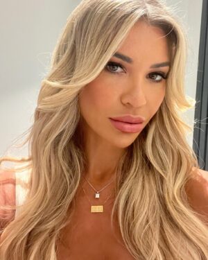 Christine McGuinness Instagram - A post of recent posts I didn’t post! 🙃 
Just discovered the new 20 pic carousel thing 🤩 so don’t mind me whilst I dump my camera roll here! 😁📸