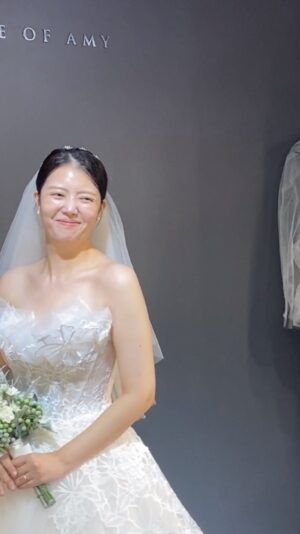 Chung Yoon-hye Instagram - 어떤 드레스를 입게 될까요?
너무 많이 축해해주셔서 놀라기도 하고 벅차고 감사한 마음이 들었습니다🥹💕
앞으로 더 잘 사는 모습으로 보답하겠습니다.

나는 로망이 없는 신부인줄 알았다... 
그런데 결혼식장을 다녀보니 결정은
더더욱 힘들어져갔고, 드레스를 입어보며 공주놀이에 푹 빠진 저는 ...
처음과 다른 모습이었습니다 ㅋㅋㅋ
시작은 하나도 욕심이 없었고
저는 진짜진짜 원하는게 없었거든요 🥹🤔🤣?
조만간 하나하나 썰을 풀어... 가볼까유....?
아무튼 우당탕탕 끝을 달려가고 있네요😎
피드에 많은 제 사진이 올라와도 당분간은 예쁘게 봐주실거죠?
