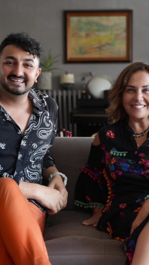 Çiçek Dilligil Instagram - Bu sefer @kozahometr ile canım @cicekdilligil ‘in huzur dolu evine konuk olduk. 🤍 Videonun uzun versiyonunu izlemek ve Çiçek’in  maksimalist ve konforlu evini görmek isterseniz, ana profilime link bıraktım📲 Video by @mertceylanphotography 🎥 #evdeolmanınmutluluğu #kozahome #evdekoru #homedecor #reklam #işbirliği #youtube #çiçekdilligil ✨