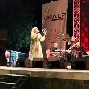 Çiğdem Tunç Instagram - @boragencerofficial harikulade bir konserin başmimarı oldu yeniden,ELVEDASIZ ŞARKILAR..
Hem Marmaris Anfitiyatroda mükemmel yıldızları biraraya getirdi hem de Datça'da kurulacak çocuk köyü için dört dörtlük bir sosyal sorumluluk projesine ilk tuğlaları koydu..Hem Türkiye'nin,hem Azerbaycan, hem Lübnan'ın yıldızları sahne aldılar, biz,beraber sunmaktan büyük keyif aldığım @faturkmenoglu ile mikrofon başındaydık..@boragencerofficial babası büyük usta #ilhamgencer in kıymetli anısını yadederken Marmaris seyircimiz mest oldu..Kimler konserdeydi yazar mısınız kendi deneyimlerinizi? Bir de bendeki fotoğraflar bu kadar,katkı bekliyorum..Tüm sevdiklerimizle biraradaydık..
30 Ağustos Zafer Bayramımızı kutladık,ulu önderimiz Mustafa Kemal Atatürk  ve silah arkadaşlarının manevi huzurlarında.. 
Herşey öyle güzeldi ki🇹🇷🇹🇷🎼🎼🎼🇹🇷🇹🇷🇹🇷🇹🇷
Abiye @forcostume.ozlemsonmez