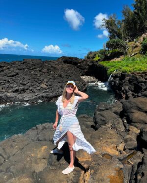 Cindy Busby Instagram - Slow yourself down with the spirit of Aloha 
✨🌺✨
Thank you, Hawaii!