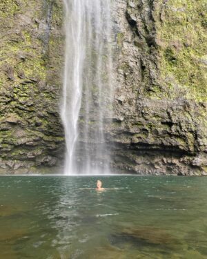 Cindy Busby Instagram - Slow yourself down with the spirit of Aloha 
✨🌺✨
Thank you, Hawaii!