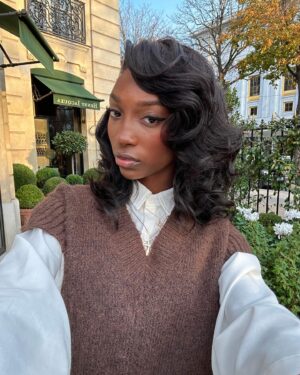Cindy Miranda Instagram - Bon, attendez! Soyez indulgents, j’ai compris 🤣
C’est mon look le plus critiqué, mais je vous promets moi j’adore! 
Shout out to ceux qui ont changé d’avis! 😂❤️

#paris @asos