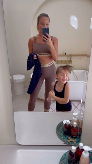 Cindy Poumeyrol Instagram - Premier run Mère/Fille
« Parce que moi à chaque fois je veux faire comme toi »
On ne s’en rend pas toujours compte mais on est des modèles pour nos enfants, à nous de leur montrer le meilleur.

Ce matin avec Alba on est allé chez @decathlon acheter des tenues pour la danse et elle voulait absolument une tenue de sport comme moi. Nous voilà rentrées avec une mini brassière et un petit short, des baskets. Et elle me dit « maman, on va courir, mets toi en tenue »
J’ai rigolé, et franchement j’ai été impressionnée.
On a passé un trop bon moment 10-15 minutes et j’ai du l’arrêter.

#transmission #running #merefille