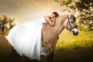 Cindy Sander Instagram - Voici le résultat du magnifique shooting photo réalisé par @verene_sutter_photographie , que vous avez pu découvrir dans l’épisode de @mamanscelebres_tfx sur @tfxtv . Un grand merci pour avoir capturé ces images incroyables avec un tel professionnalisme. Le résultat est tout simplement époustouflant ! 🌟📸 
Et pour vous, laquelle est la plus belle ?
Robe de chez @myhoneywedding 
#mamansetcelebres #shootingréussi #shoots #shooting #cheval