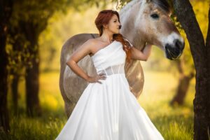 Cindy Sander Instagram - Voici le résultat du magnifique shooting photo réalisé par @verene_sutter_photographie , que vous avez pu découvrir dans l’épisode de @mamanscelebres_tfx sur @tfxtv . Un grand merci pour avoir capturé ces images incroyables avec un tel professionnalisme. Le résultat est tout simplement époustouflant ! 🌟📸 
Et pour vous, laquelle est la plus belle ?
Robe de chez @myhoneywedding 
#mamansetcelebres #shootingréussi #shoots #shooting #cheval