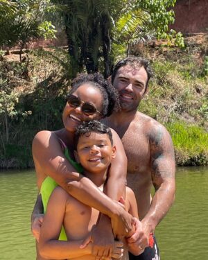 Cintia Rosa Instagram - Hoje é seu dia amor! 
Precisamos brindar! 
Vc, um típico leonino, chegou cheio de atitudes em minha vida e cá estamos nós, comemorando mais um dia especial juntos! Seu aniversário! 
Desejo que o universo abra ainda mais sua sensibilidade, que o universo retribua em dobro ,todo esforço dedicação e amor que vc oferece ao mundo! 
Sua força pra conseguir conquistar o que vc almeja me encanta! Te admiro por lutar todos os dias por nós! 
Eu e o Bento te amamos pelo avesso e vc sabe disso! Viva seu dia Chico! Vc merece cada momento de carinho e amor sempre! Parabéns meu gato! Vou comer seu bolo!! ✨🍀🏄🏽‍♂️🥇💐🍷🏋🏻‍♂️🤍📸😘🌎🫧✨