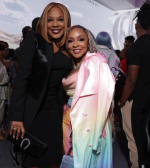 Claire Sulmers Instagram - #frontrow at @thebombfashionshow ! Bombers and Bombshells like @yandysmith , @shameamorton , @quincy , @mainohustlehard , @terrellish , @princejdc , @mickeyboooom ,  @whoiskelli , @ledisi , @allthingsdrbobbi , @darealbbjudy , @azzymilano all sat front row to see #thebombfashionshow ! Swipe for pix by @sonejr and read the recap on FashionBombDaily.com. 
📸 @sonejr #yandysmith #shameamorton #azzymilano #nyfw #newyorkfashionweek
