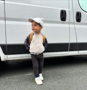 Claire Tomek Instagram - Ce matin j’ai admiré mon fils en me demandant si c’était bien moi qui avait créé cette merveille, après avoir éternué et serré les jambes je me suis rappelé que y’avait pas de doute possible. 

Le cœur tout serré on s’est dirigés vers l’école et là j’ai pris un coup de vieux dans la tronche en me retrouvant devant l’école, lui tenant la main. 

Ça grandit vite purée mais je suis trop fière 🥹

Rassurez moi cette boule au ventre elle s’en va quand ils grandissent ou je suis tombée malade ?