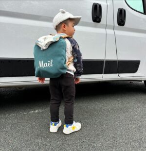 Claire Tomek Instagram - Ce matin j’ai admiré mon fils en me demandant si c’était bien moi qui avait créé cette merveille, après avoir éternué et serré les jambes je me suis rappelé que y’avait pas de doute possible. 

Le cœur tout serré on s’est dirigés vers l’école et là j’ai pris un coup de vieux dans la tronche en me retrouvant devant l’école, lui tenant la main. 

Ça grandit vite purée mais je suis trop fière 🥹

Rassurez moi cette boule au ventre elle s’en va quand ils grandissent ou je suis tombée malade ?