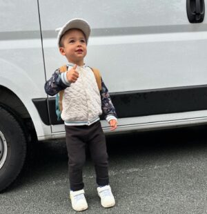 Claire Tomek Instagram - Ce matin j’ai admiré mon fils en me demandant si c’était bien moi qui avait créé cette merveille, après avoir éternué et serré les jambes je me suis rappelé que y’avait pas de doute possible. 

Le cœur tout serré on s’est dirigés vers l’école et là j’ai pris un coup de vieux dans la tronche en me retrouvant devant l’école, lui tenant la main. 

Ça grandit vite purée mais je suis trop fière 🥹

Rassurez moi cette boule au ventre elle s’en va quand ils grandissent ou je suis tombée malade ?