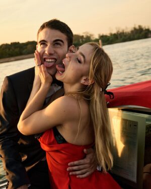 Clara Galle Instagram - Volver al Festival de cine de Venecia… qué sueño❤️ Siempre agradecida @armanibeauty ✨ ¿Volvemos a bailar mil veces más, @juliopfernandez ?

Lo más bonito es volver con EL EQUIPAZO @carlosramoss @_freddyalonso @rebecatfigueroa @andresgarlujan @jesus_pyn @jufcarreira 

#Armanibeauty #Venezia81 #ArmaniMakeup #BiennaleCinemal2024