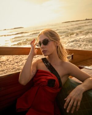 Clara Galle Instagram - Volver al Festival de cine de Venecia… qué sueño❤️ Siempre agradecida @armanibeauty ✨ ¿Volvemos a bailar mil veces más, @juliopfernandez ?

Lo más bonito es volver con EL EQUIPAZO @carlosramoss @_freddyalonso @rebecatfigueroa @andresgarlujan @jesus_pyn @jufcarreira 

#Armanibeauty #Venezia81 #ArmaniMakeup #BiennaleCinemal2024