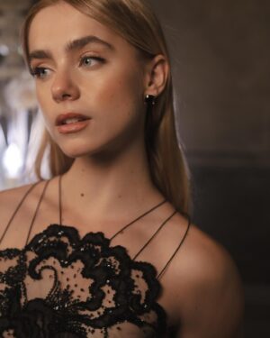 Clara Galle Instagram - Volver al Festival de cine de Venecia… qué sueño❤️ Siempre agradecida @armanibeauty ✨ ¿Volvemos a bailar mil veces más, @juliopfernandez ?

Lo más bonito es volver con EL EQUIPAZO @carlosramoss @_freddyalonso @rebecatfigueroa @andresgarlujan @jesus_pyn @jufcarreira 

#Armanibeauty #Venezia81 #ArmaniMakeup #BiennaleCinemal2024