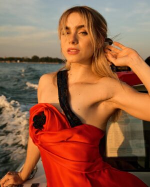 Clara Galle Instagram - Volver al Festival de cine de Venecia… qué sueño❤️ Siempre agradecida @armanibeauty ✨ ¿Volvemos a bailar mil veces más, @juliopfernandez ?

Lo más bonito es volver con EL EQUIPAZO @carlosramoss @_freddyalonso @rebecatfigueroa @andresgarlujan @jesus_pyn @jufcarreira 

#Armanibeauty #Venezia81 #ArmaniMakeup #BiennaleCinemal2024