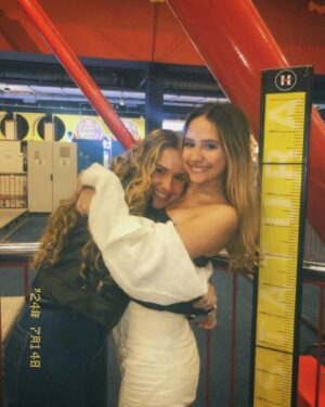 Clara Tiezzi Instagram - Há 16 anos, a cegonha entregou aqui em casa o brinquedo mais legal que eu já ganhei. Feliz aniversário para o meu mini clone biologicamente obrigado a ser minha melhor amiga para todo sempre✨💕