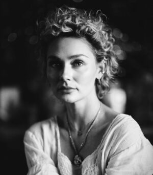Clare Bowen Instagram - Caught by @timothyjamesbowen 🖤✨

#tothebone #bowenyoung #magnoliapearl #vintage #blackandwhitephotography #curlypixie #clarebowen