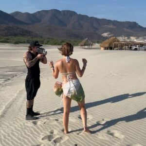 Claudia Bouvette Instagram - Jamais eu aussi soif qu’à ce moment là. Certaine que @samolaechea peut en témoigner 🥵🐪