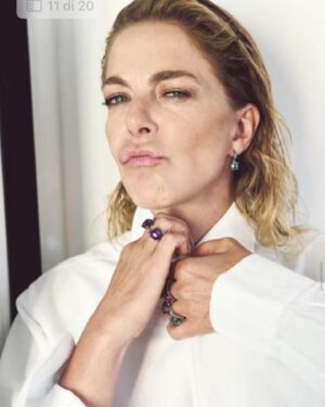 Claudia Gerini Instagram - Credi sempre in te stesso/a . Rispettati. #whiteshirt #respira .a settembre mi piace fare progetti per l’anno che verrà ,i buoni propositi, come quando iniziavo la scuola e compravo il diario nuovo, pagine bianche da scrivere…quello che vorrò realizzare nel futuro . Buon inizio a tutti