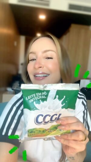Claudia Leitte Instagram - Agora você já sabe, aquele gostinho da fazenda e garantia de qualidade, CCGL tem. 

Porque é feito de forma sustentável, com muito carinho e cuidado em todos os processos de produção. O Leite de Verdade é CCGL. Aprovado por quem mais entende de leite no Brasil: eu, @claudialeitte🥛🤍