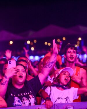 Claudia Leitte Instagram - Vai rolar chuva de post porque não é todo dia que eu me visto com a bandeira de uma capital tão importante! 
Nas imagens, além de uma banda massa, bailarinos mágicos e uma cantora feliz demais da conta, vocês verão 4 artistas ludovicenses espetaculares, que fizeram meu coração bater mais forte por conta da explosão de talento e beleza naquele palco! 
@adrianabosaipo, a escolhida pra cantar #BeijoIncompatível
@nandafurttadoficial @mairlaoliveiraoficial @thaismorenoebanda que fizeram da música #Infinito um espetáculo! 🤩🤩🤩🤩💛💛💛🌻🌻🌻🌻🌻
Valeu, São Luís do Mará!!!!!!
