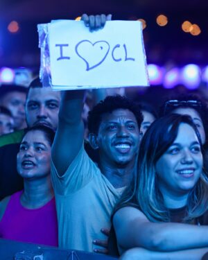 Claudia Leitte Instagram - Vai rolar chuva de post porque não é todo dia que eu me visto com a bandeira de uma capital tão importante! 
Nas imagens, além de uma banda massa, bailarinos mágicos e uma cantora feliz demais da conta, vocês verão 4 artistas ludovicenses espetaculares, que fizeram meu coração bater mais forte por conta da explosão de talento e beleza naquele palco! 
@adrianabosaipo, a escolhida pra cantar #BeijoIncompatível
@nandafurttadoficial @mairlaoliveiraoficial @thaismorenoebanda que fizeram da música #Infinito um espetáculo! 🤩🤩🤩🤩💛💛💛🌻🌻🌻🌻🌻
Valeu, São Luís do Mará!!!!!!